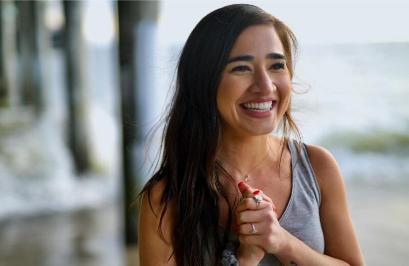 Eine Frau schaut begeistert in Ihre Zukunft