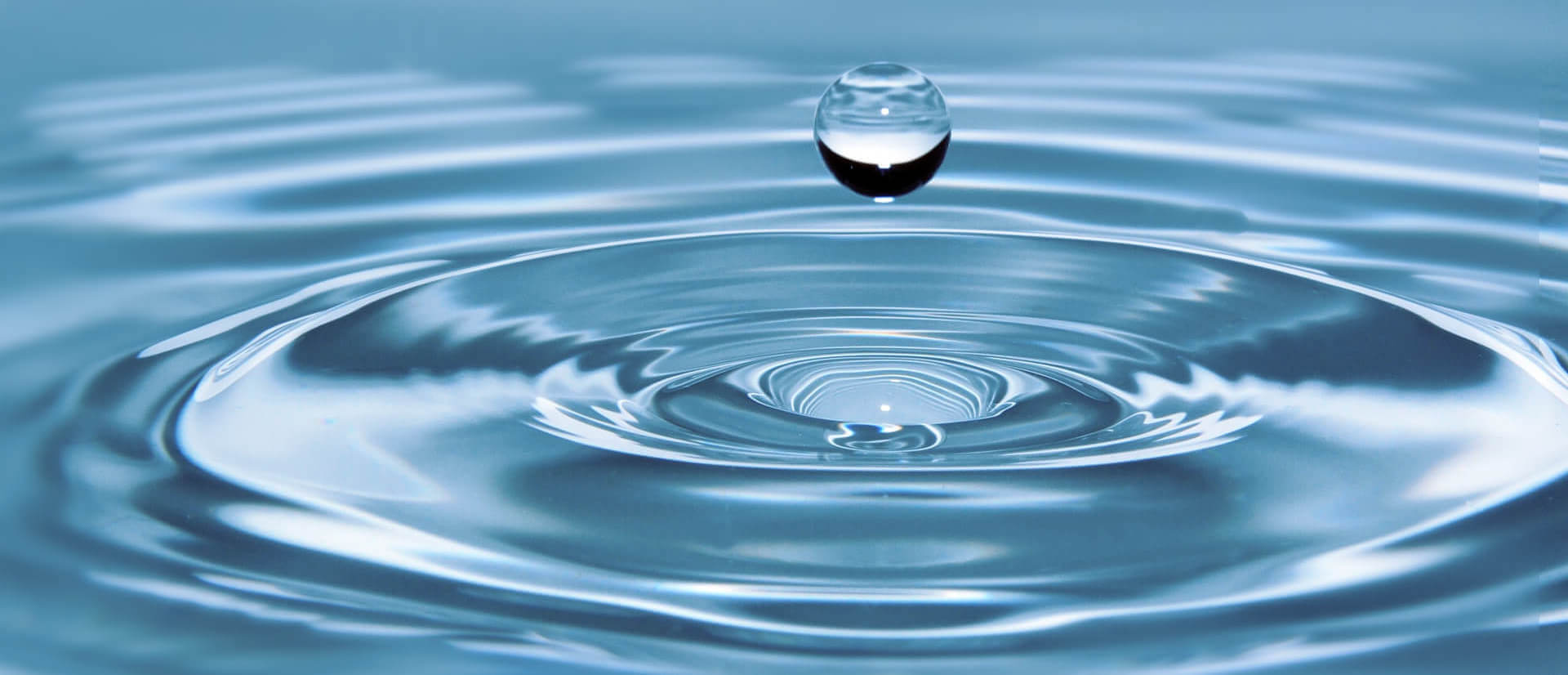 Ein Tropfen fällt ins Meer