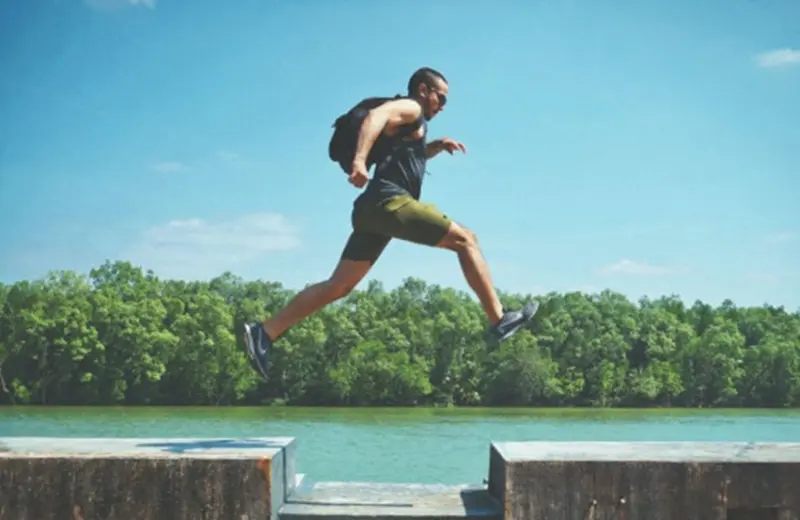 Ein athletischer Mann überwindet ein Hindernis